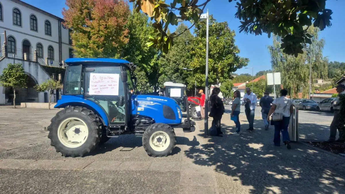 Manifestação juntou uma dezena de agricultores