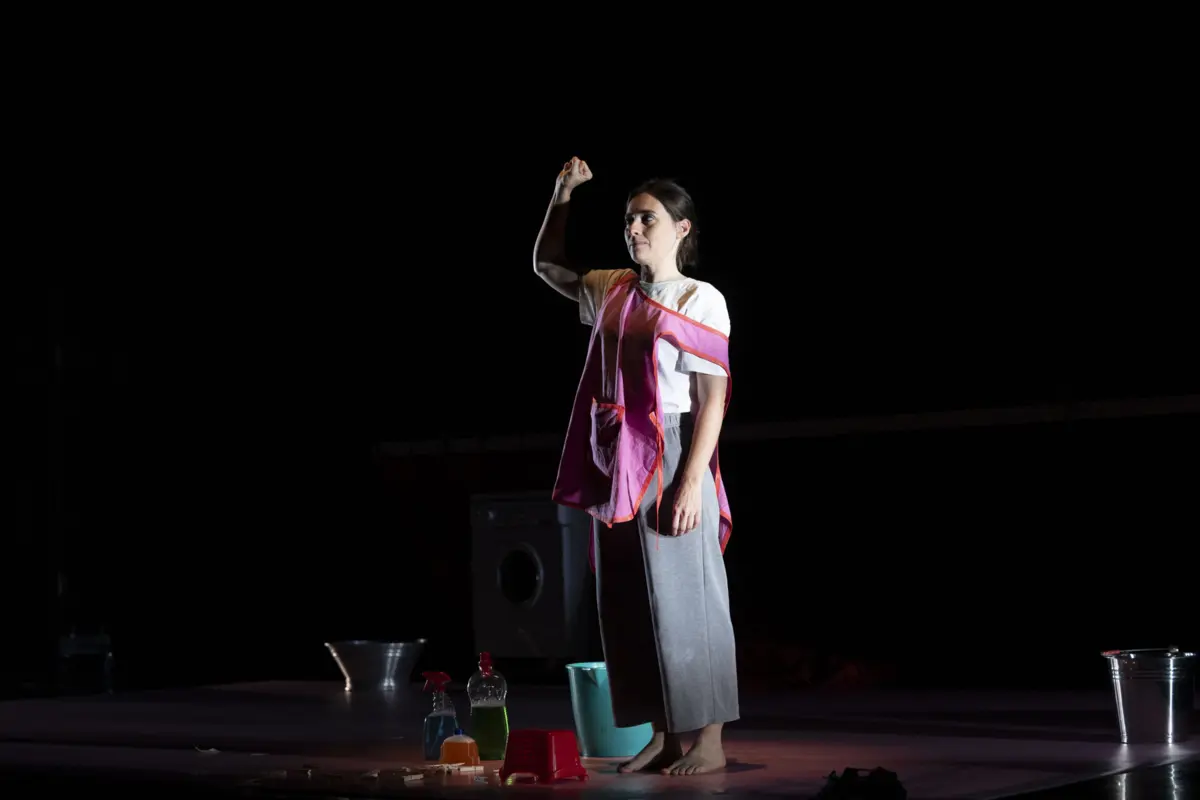 Sara Barros Leitão resgata, de forma inédita, a sua peça “Monólogo de uma mulher chamada Maria com a sua patroa”