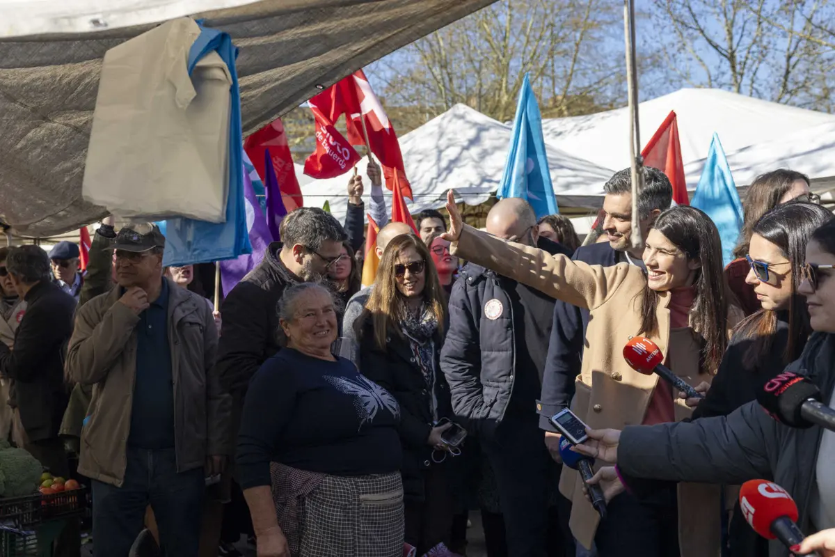Mortágua ouviu vendedores e clientes na Feira Semanal de Famalicão
