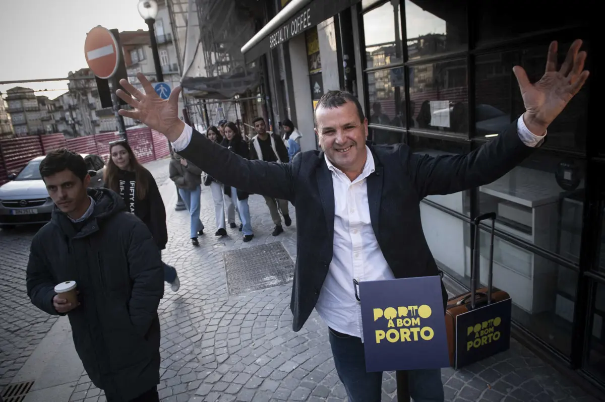 Tino de Rans apresentou-se ao eleitorado na Rua 31 de Janeiro, no centro do Porto