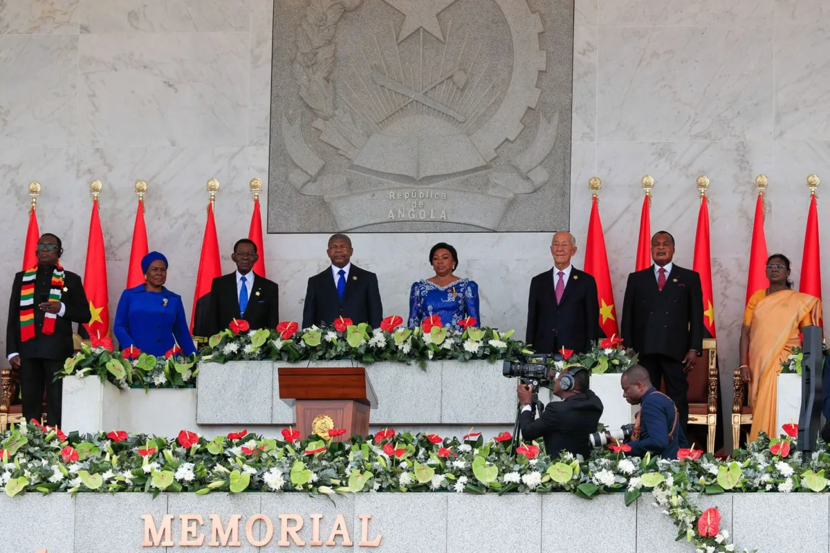 O presidente da República marcou presença nas comemorações dos 50 anos de independência de Angola, em Luanda