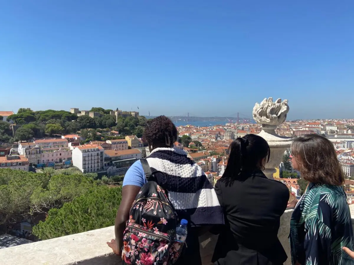 Terraço oferece vista sobre a cidade e o rio