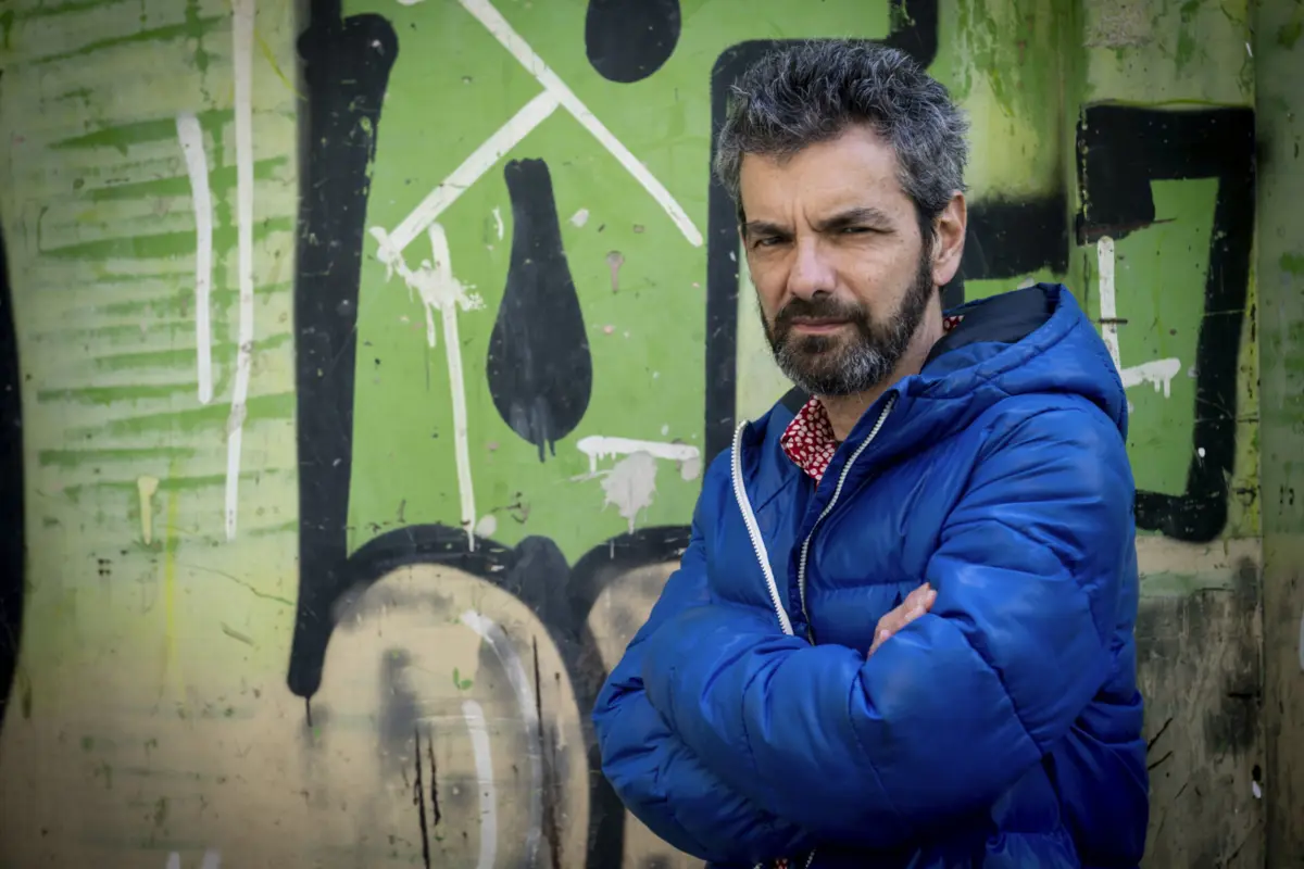 Por entre frases telegráficas, António Jorge Gonçalves relata-nos com desenhos um quotidiano preenchido com visitas diárias à mãe.