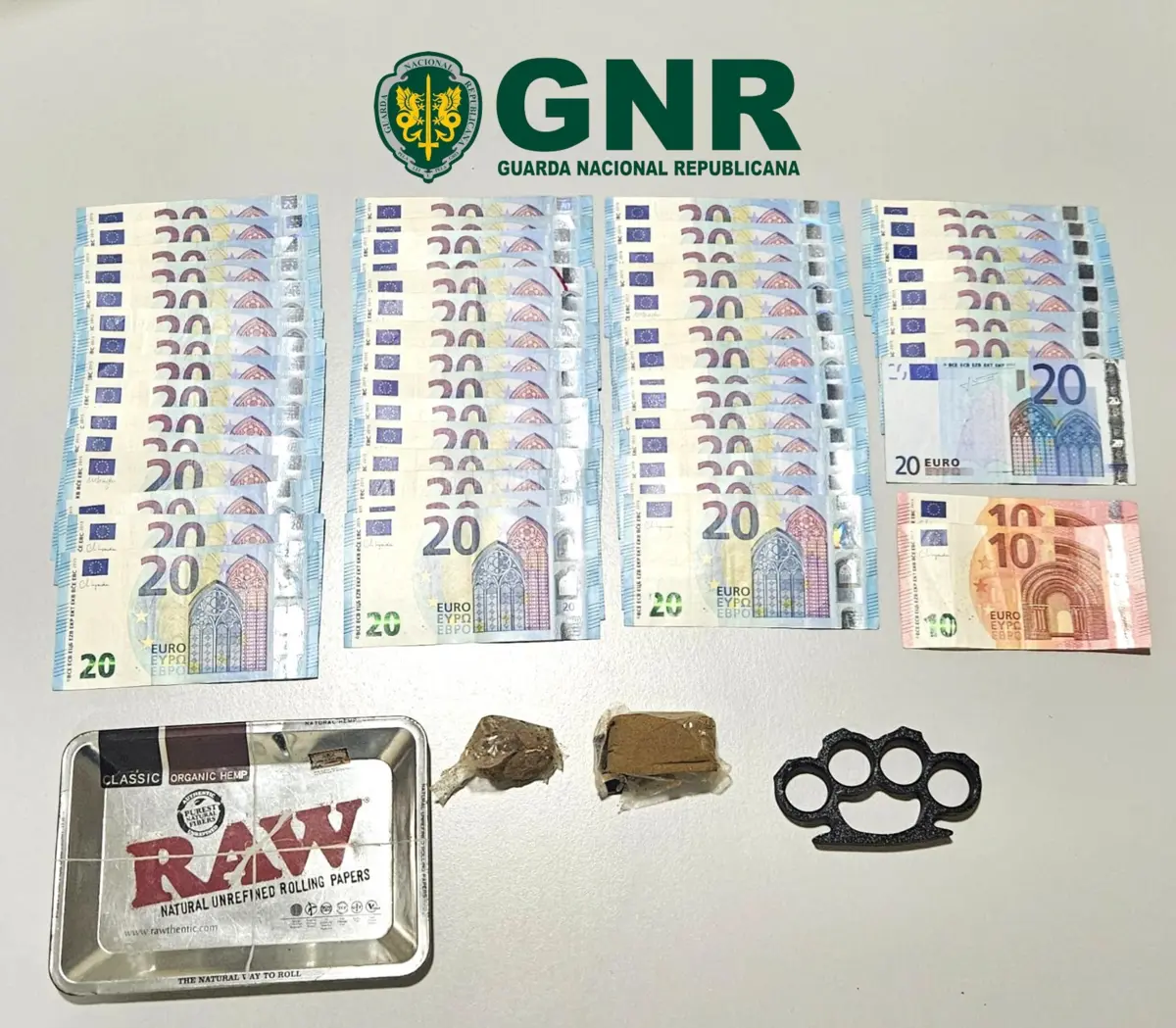 Material apreendido pela GNR ao suspeito