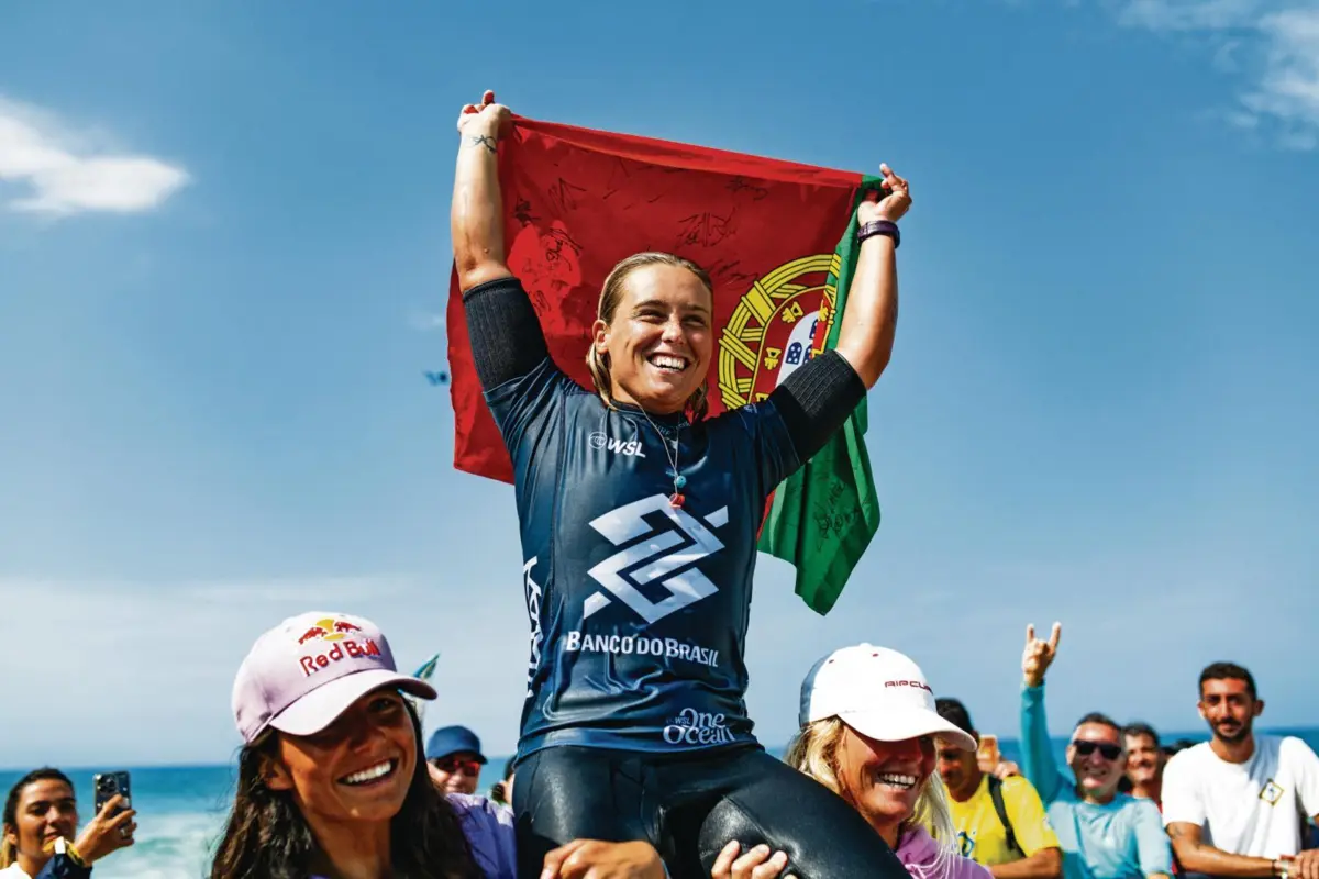 Surfista portuguesa a celebrar o triunfo no Saquarema Pro, no Rio do Janeiro