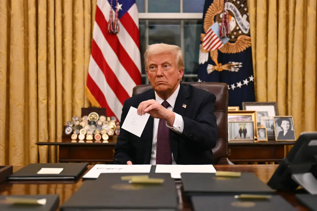 Donald Trump tirou o envelope da gaveta da secretária na segunda-feira, enquanto assinava uma série de ordens executivas perante a imprensa