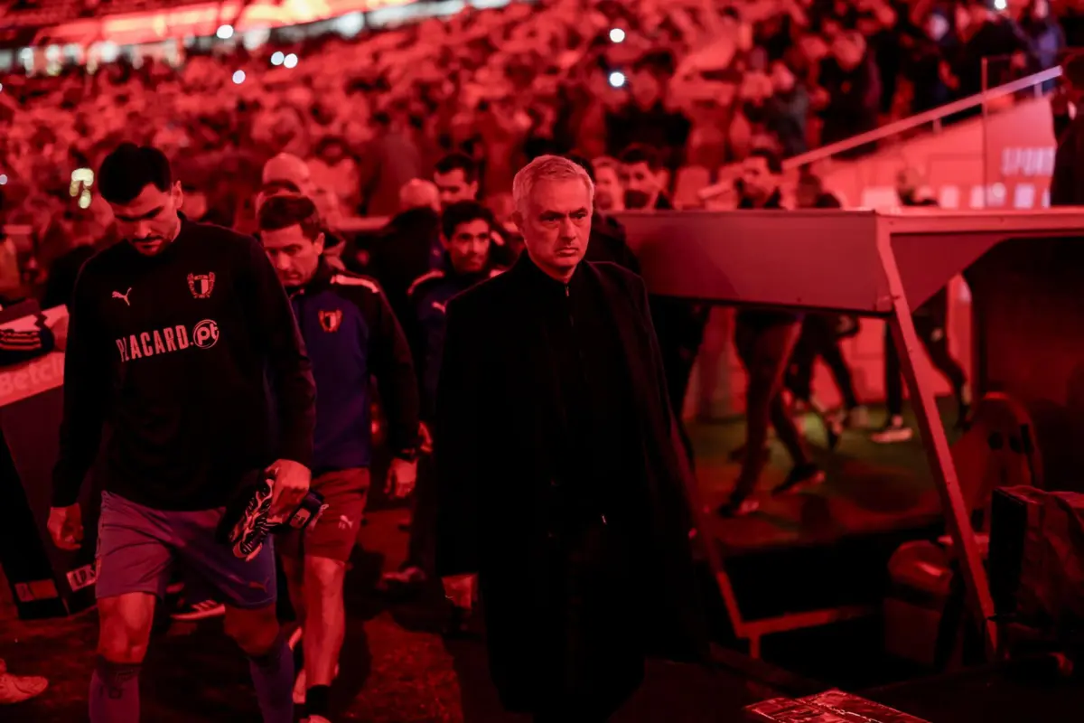José Mourinho cumpre 100 dias à frente do Benfica e recusa a atirar a toalha ao chão em todas as frentes