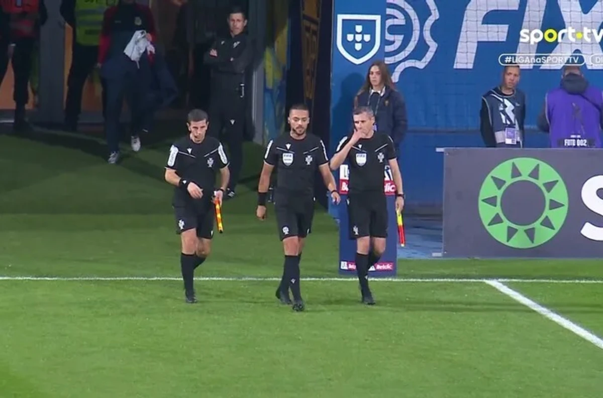 Trio de arbitragem do Estoril-Arouca entrou sozinho no relvado, ficando à espera das equipas