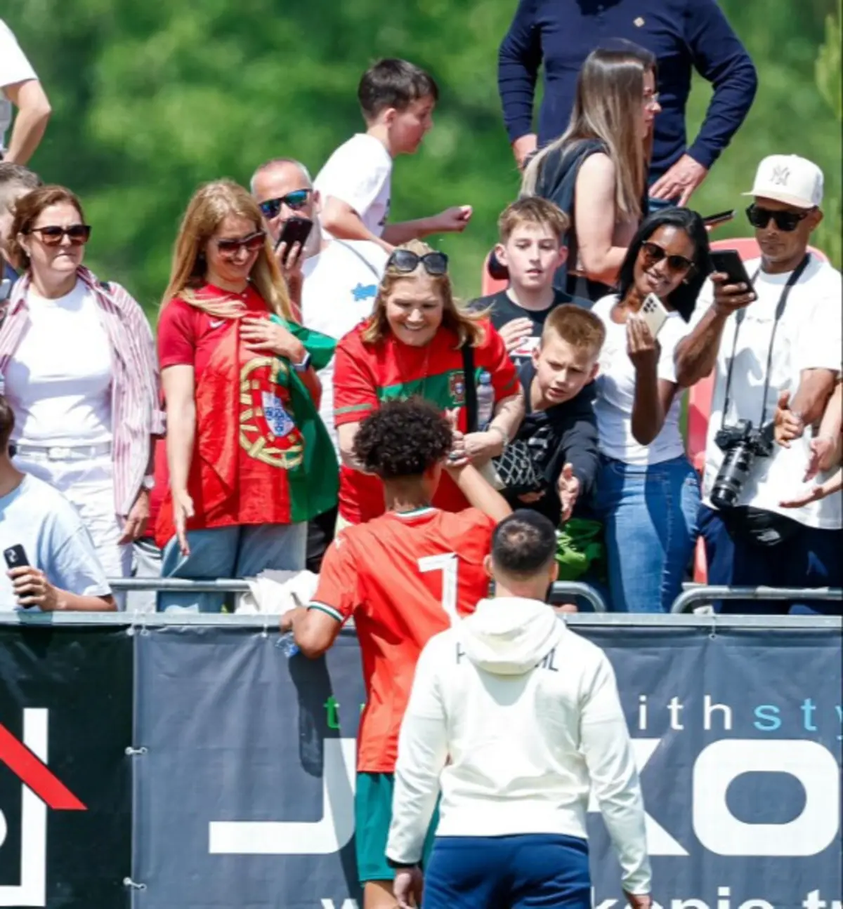 Cristianinho cumprimenta a avó Dolores que seguiu o jogo com atenção da bancada