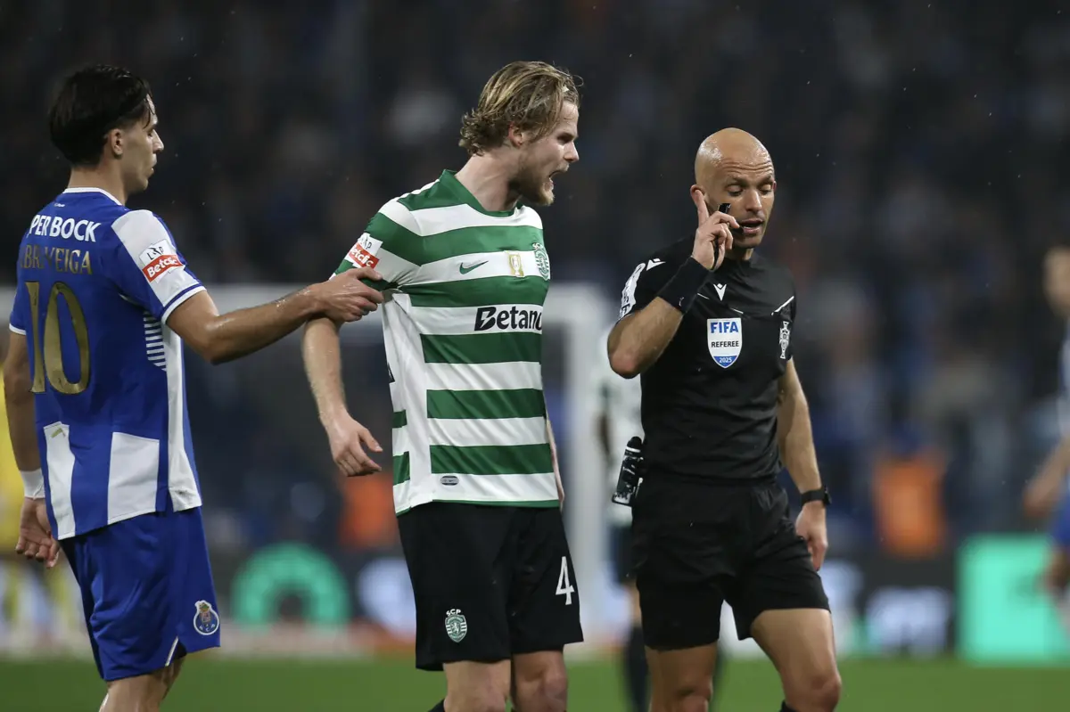 Luís Godinho foi obrigado a parar o F. C. Porto-Sporting em inúmeras ocasiões