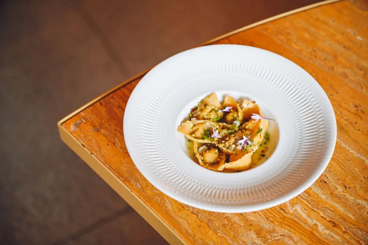 O tortellini recheado com pera, queijo azul, pistacho e óleo de alho selvagem é um dos pratos da carta.