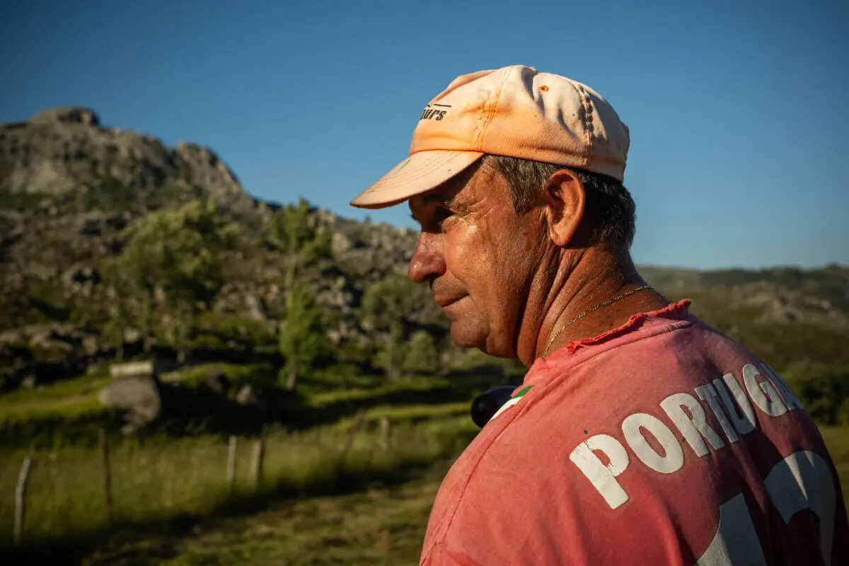 Adérito Nogueira anda a trabalhar num terreno do cunhado, na aldeia de Arnal, com uma camisola de Portugal vestida