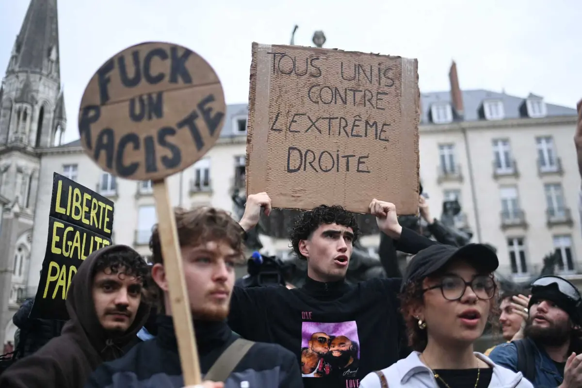 Protesto em França após a vitória do partido de extrema-direita Rassemblement National nas Eleições Europeias