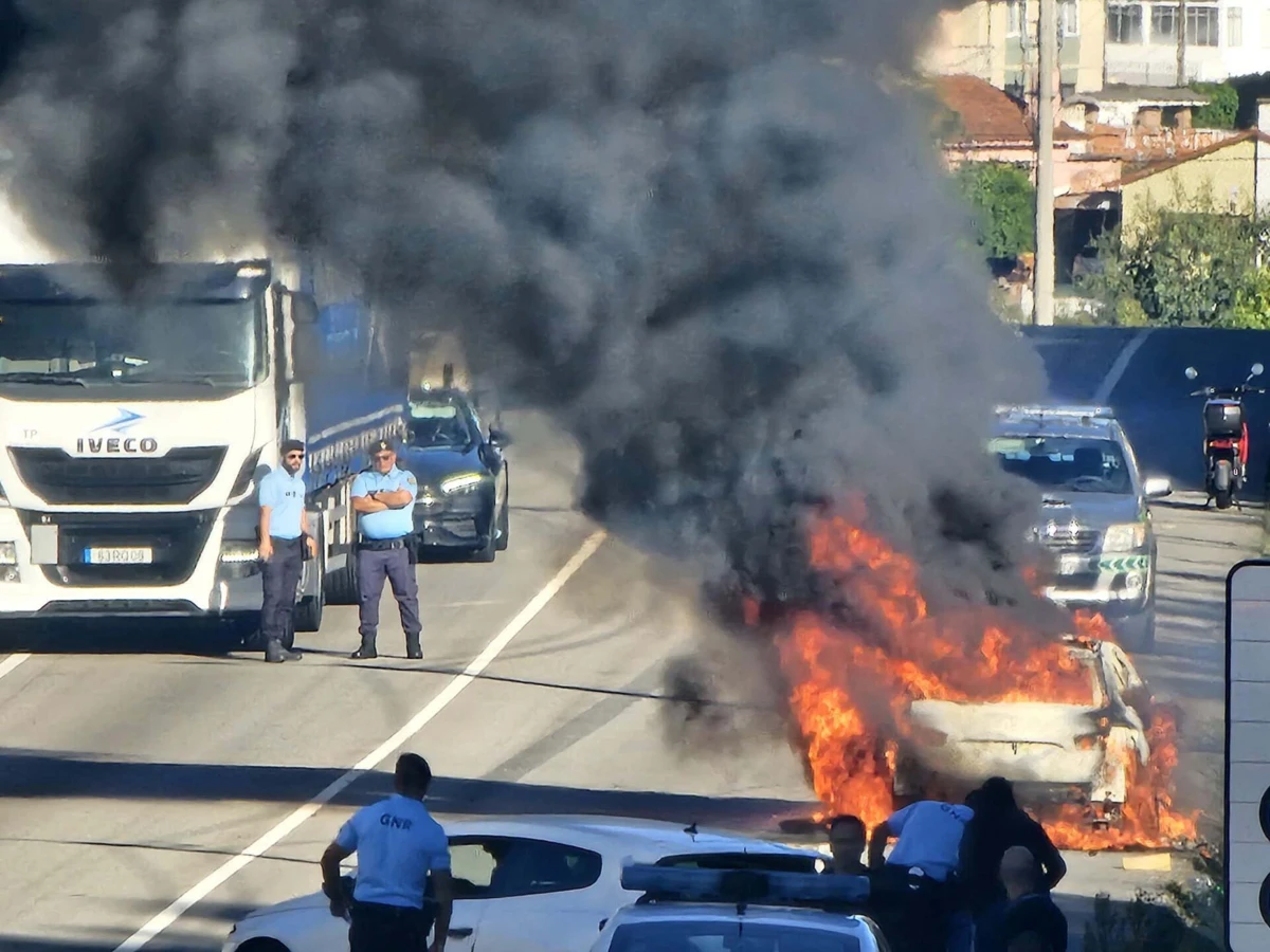 Imagem de contexto do artigo Incêndio destrói carro e condiciona trânsito na EN223 na Feira
