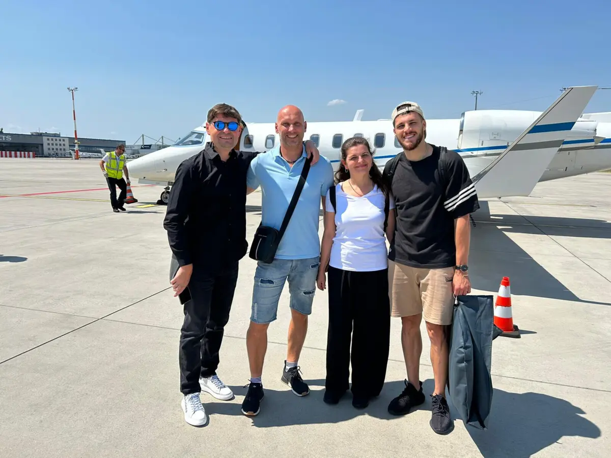 Jurásek, à esquerda na foto, com a família, que o acompanhou na viagem até Lisboa, tal como o dirigente das águias Rui Pedro Braz