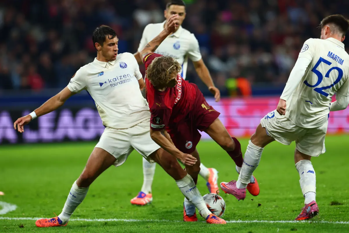 Kiwior e Martin Fernandes tiram a bola a um avançado do Salzburgo