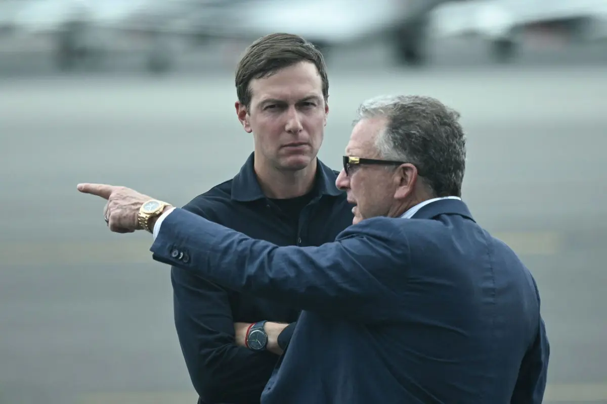 Steve Witkoff (de costas) e Jared Kushner