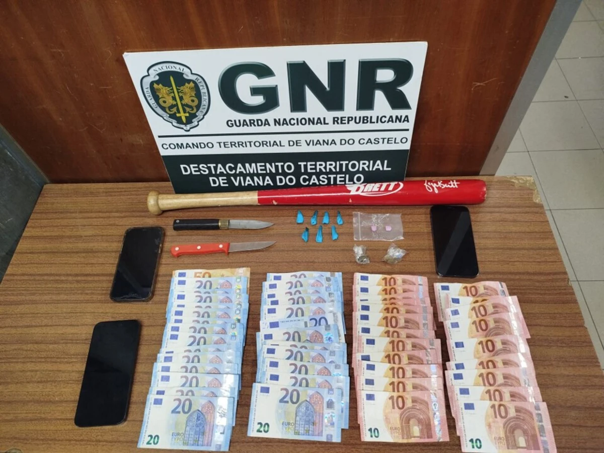 Militares apreenderam taco de basebol e quase 800 euros em dinheiro