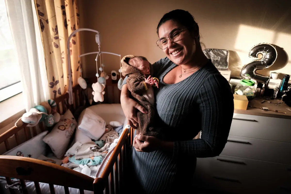 Thauana com um dos gémeos, Mateo