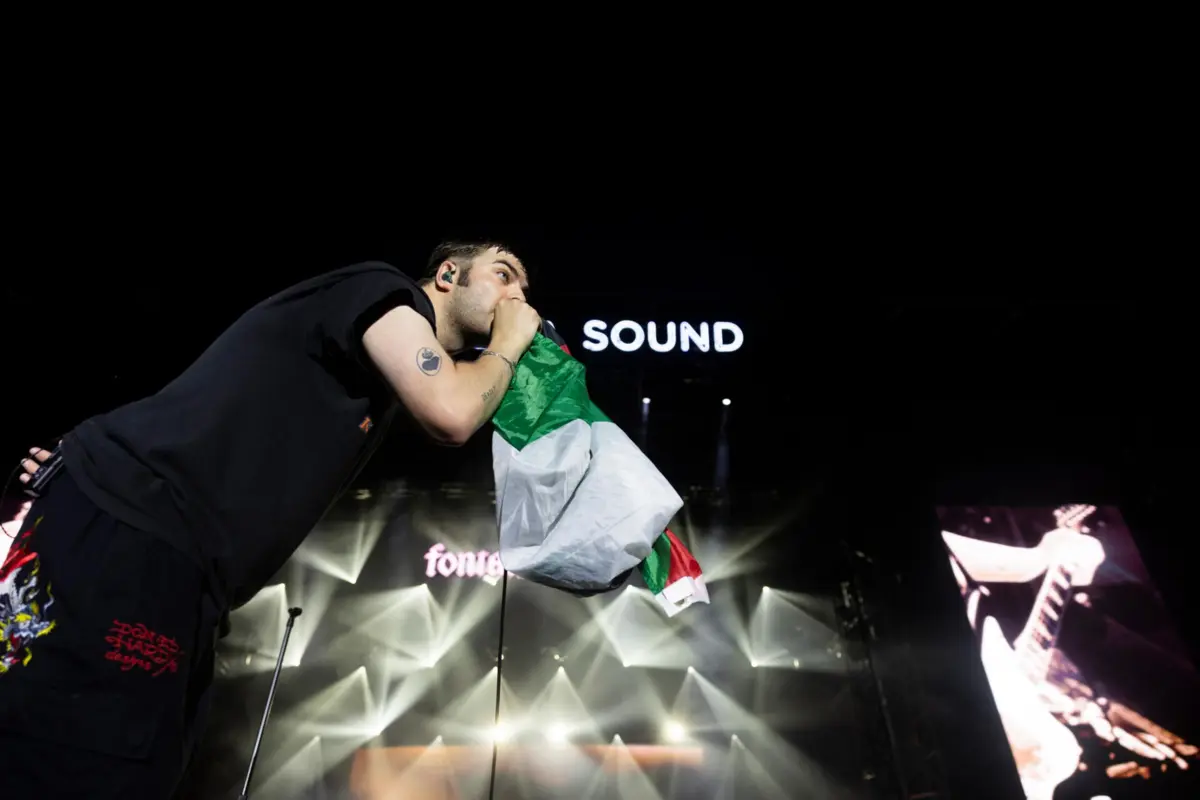 Antes e depois do momento político, os irlandeses encadearam boa parte dos temas do último “Romance” (2024), mas também vários de “Dogrel” (2019) ou “Skinty fia” (2022)