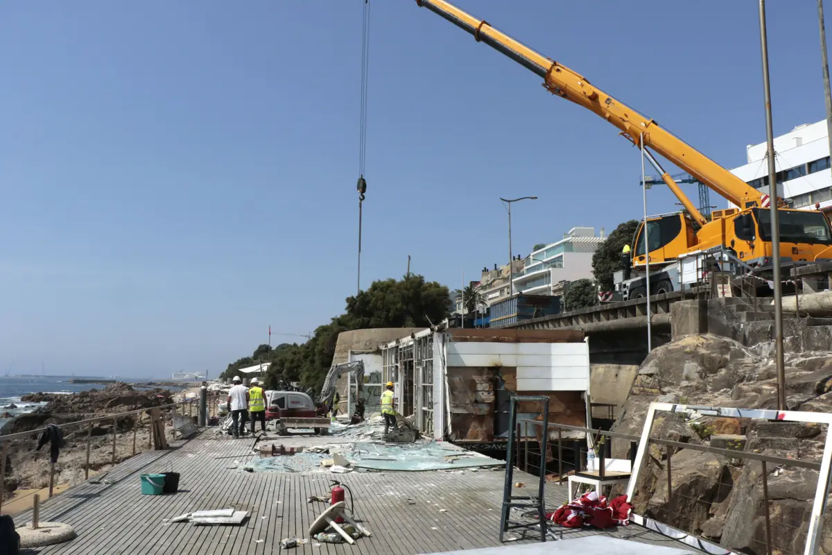 Demolição do bar da praia dos Ingleses