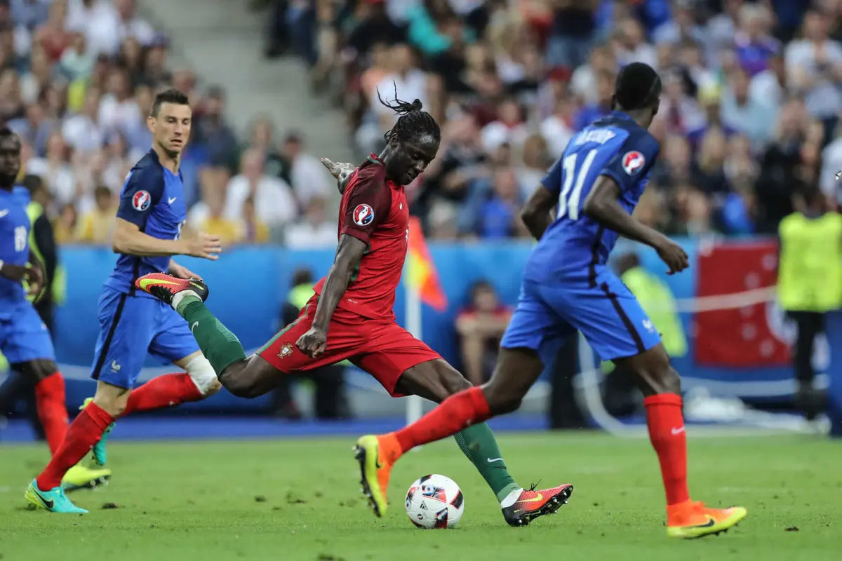 Eder remata para o golo que derrotou a França e deu o título europeu a Portugal