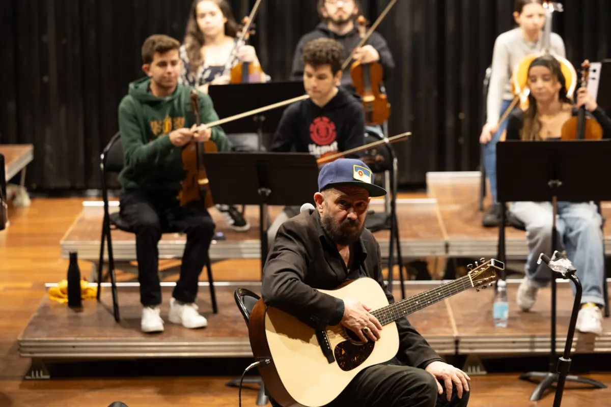 Mark Eitzel vai atuar nestes três concertos com um octeto de miúdos vindos da Academia de Música de Espinho e da Gulbenkian de Braga.