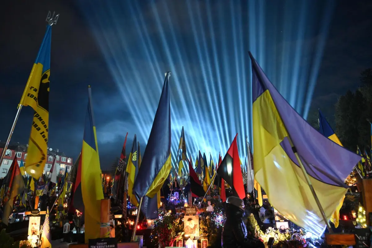 "Raios de memória": projeções de luz em homenagem aos solados mortos na guerra, no cemitério de Lviv