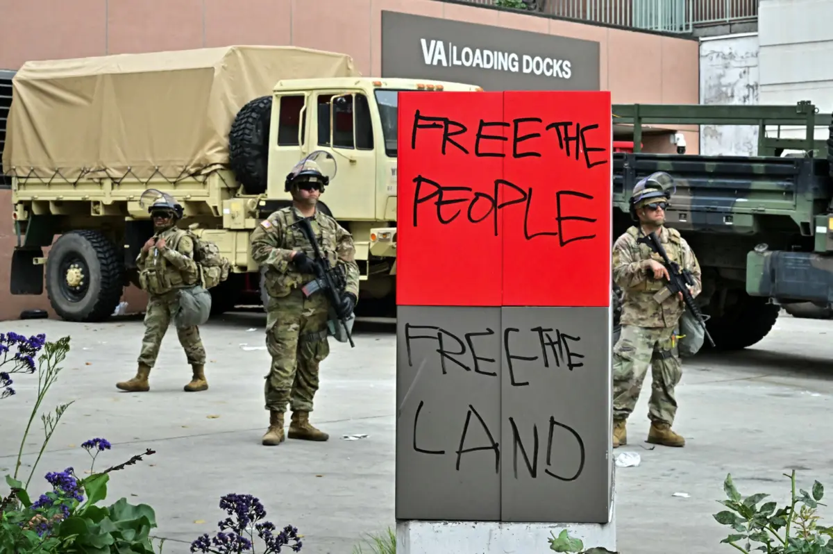 Militares norte-americanos em frente à complexo federal em Los Angeles.