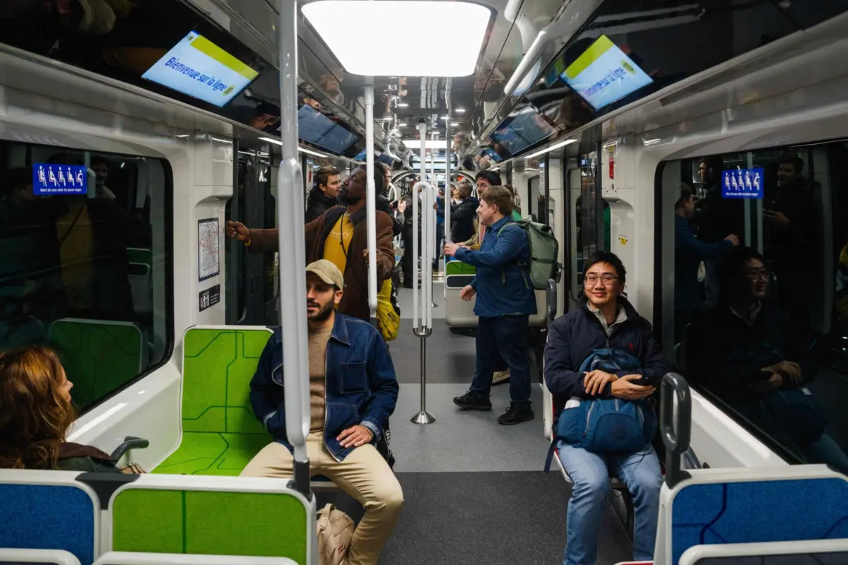 A falha de energia afetou também a linha 12 do metro de Paris, cuja circulação esteve temporariamente interrompida.