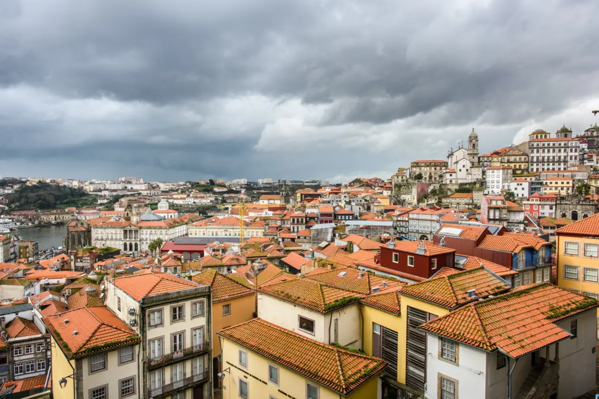 O grande responsável por este incremento é o dinamismo do mercado imobiliário, com o preço das habitações a agigantar-se