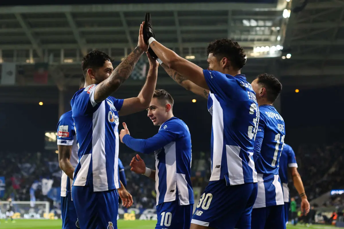 Evanilson festeja com Alan Varela um dos golos do F. C. Porto ao Moreirense