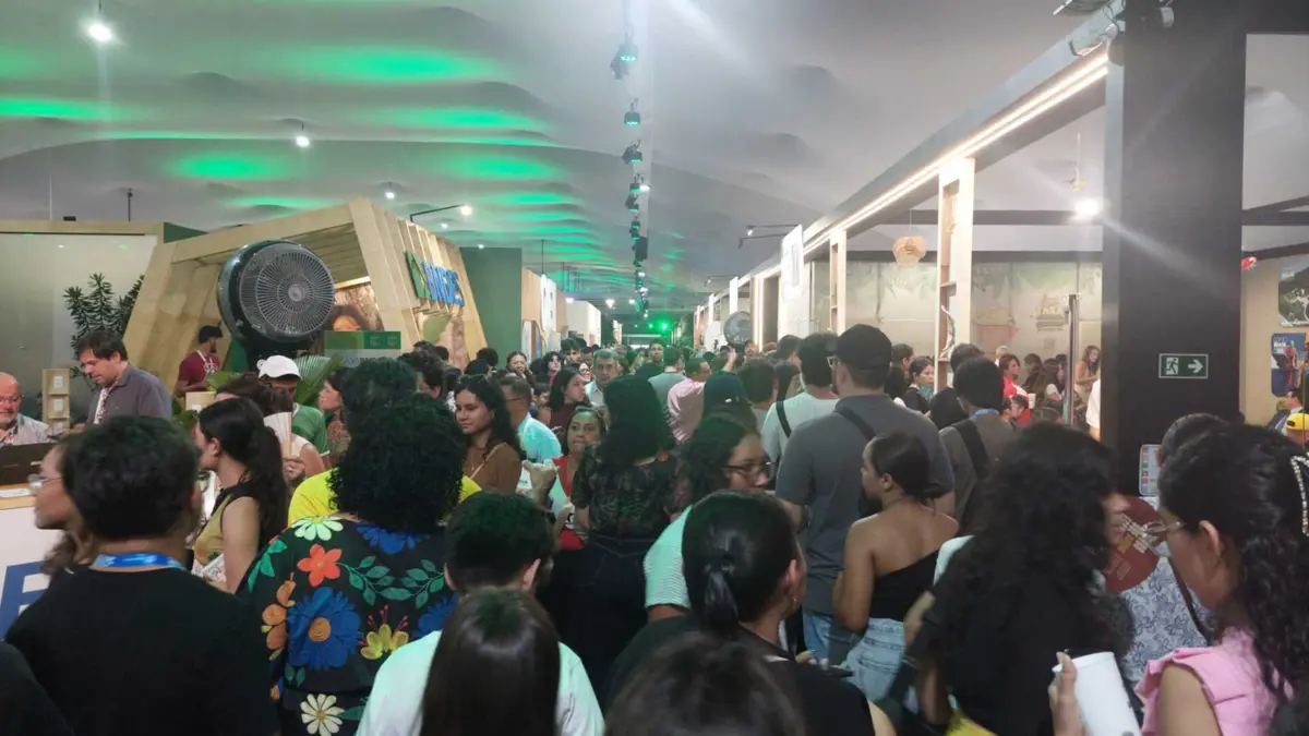 Corredores lotados e filas junto aos stands para os brindes