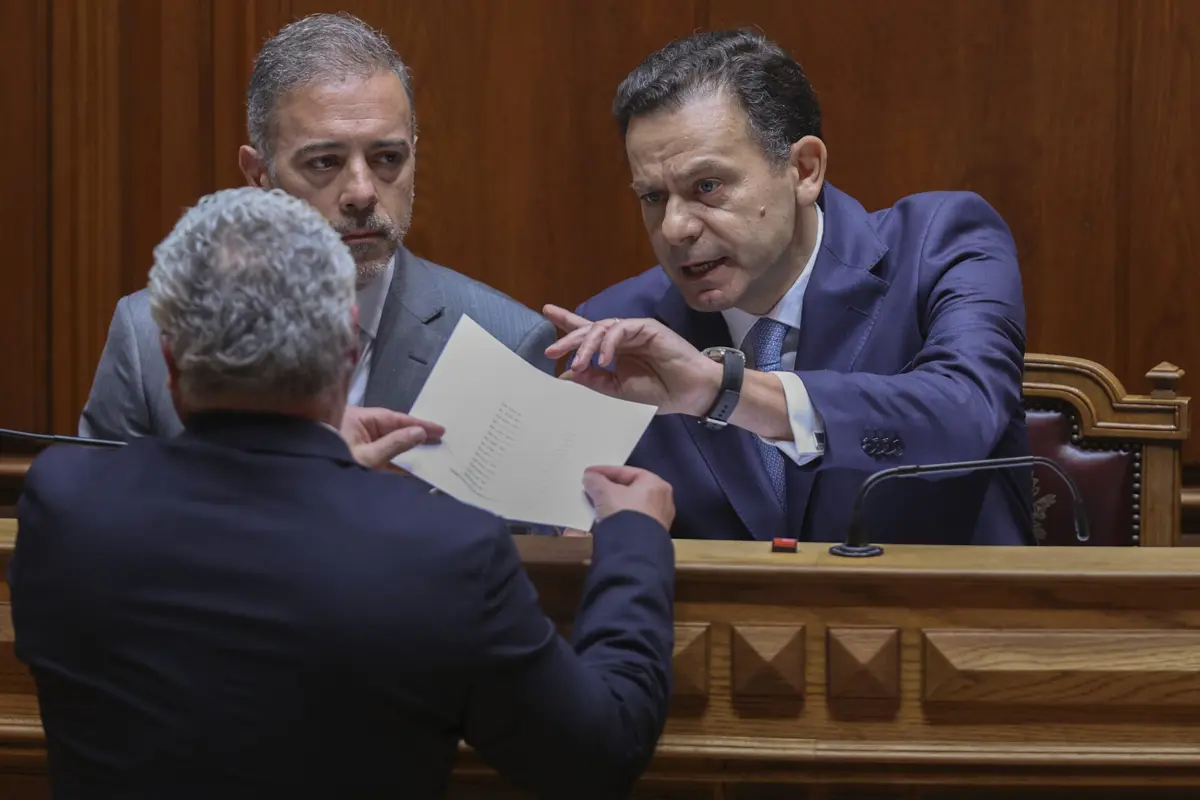 Luís Montenegro distribuiu documento com os rendimentos da família durante os últimos anos