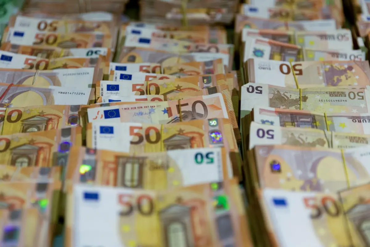 Ministério Público do Porto acusou oito pessoas e oito de firmas de vários cries de usura, burla e branqueamento