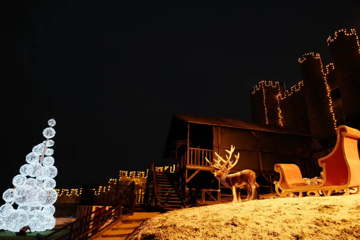 Foram necessários 20 dias e dez homens para montar os seis quilómetros de iluminação da vila.