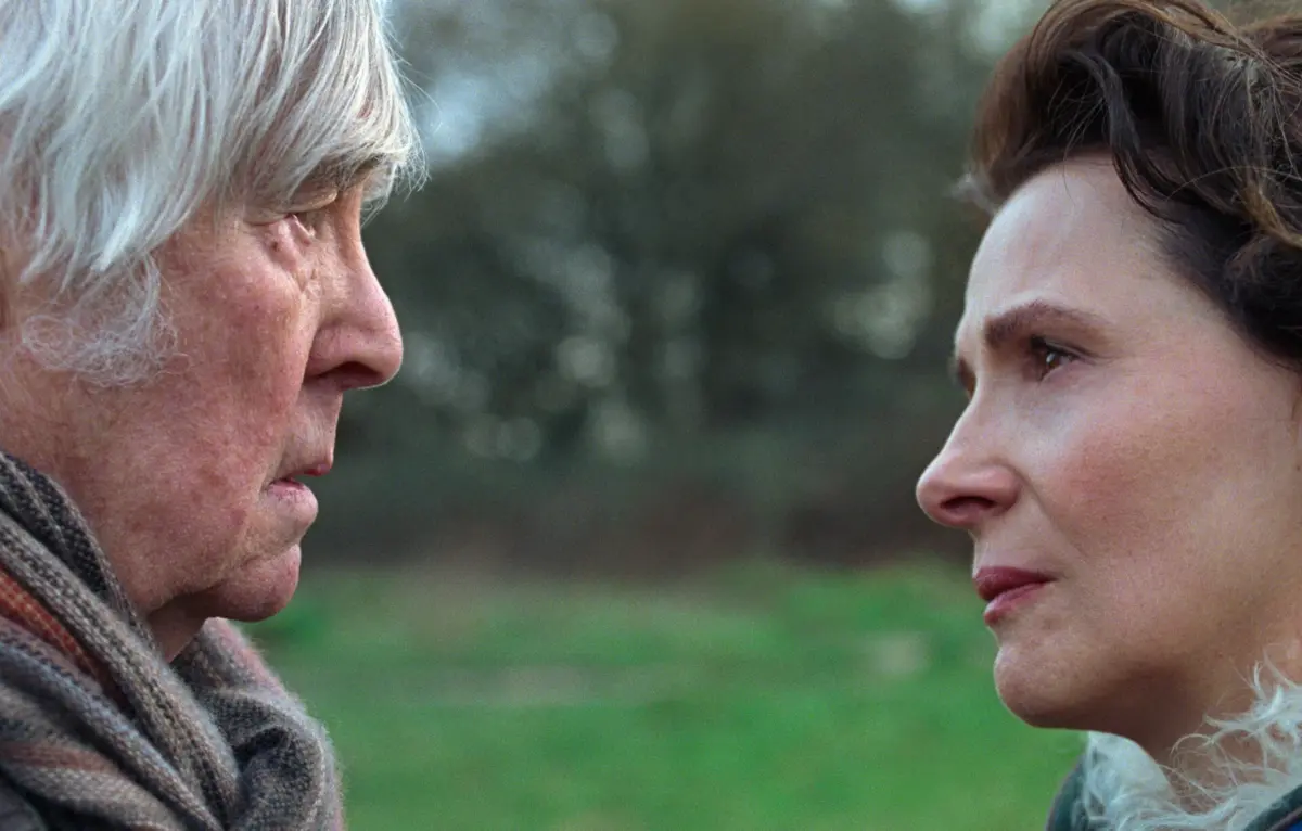 Tom Courtenay e Juliette Binoche em "Queen at Sea", de Lance Hammer