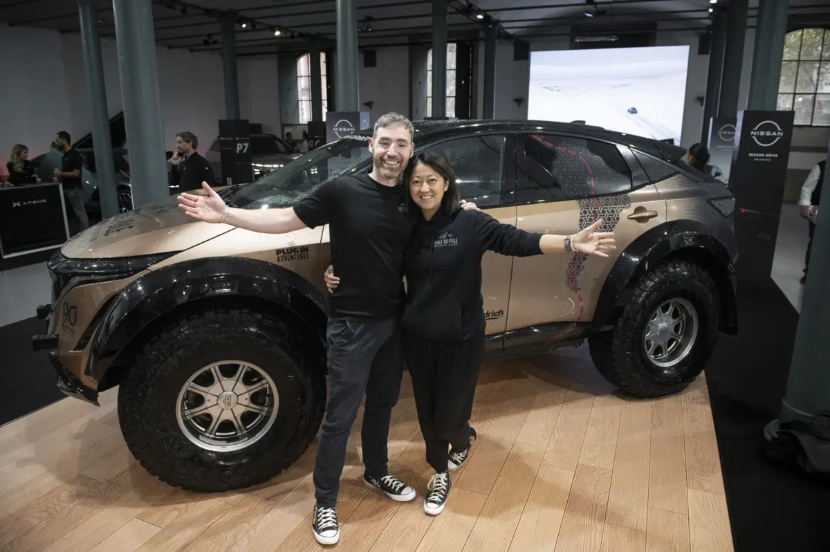 Casal junto ao Nissan Ariya que levaram do Polo Norte ao do Sul