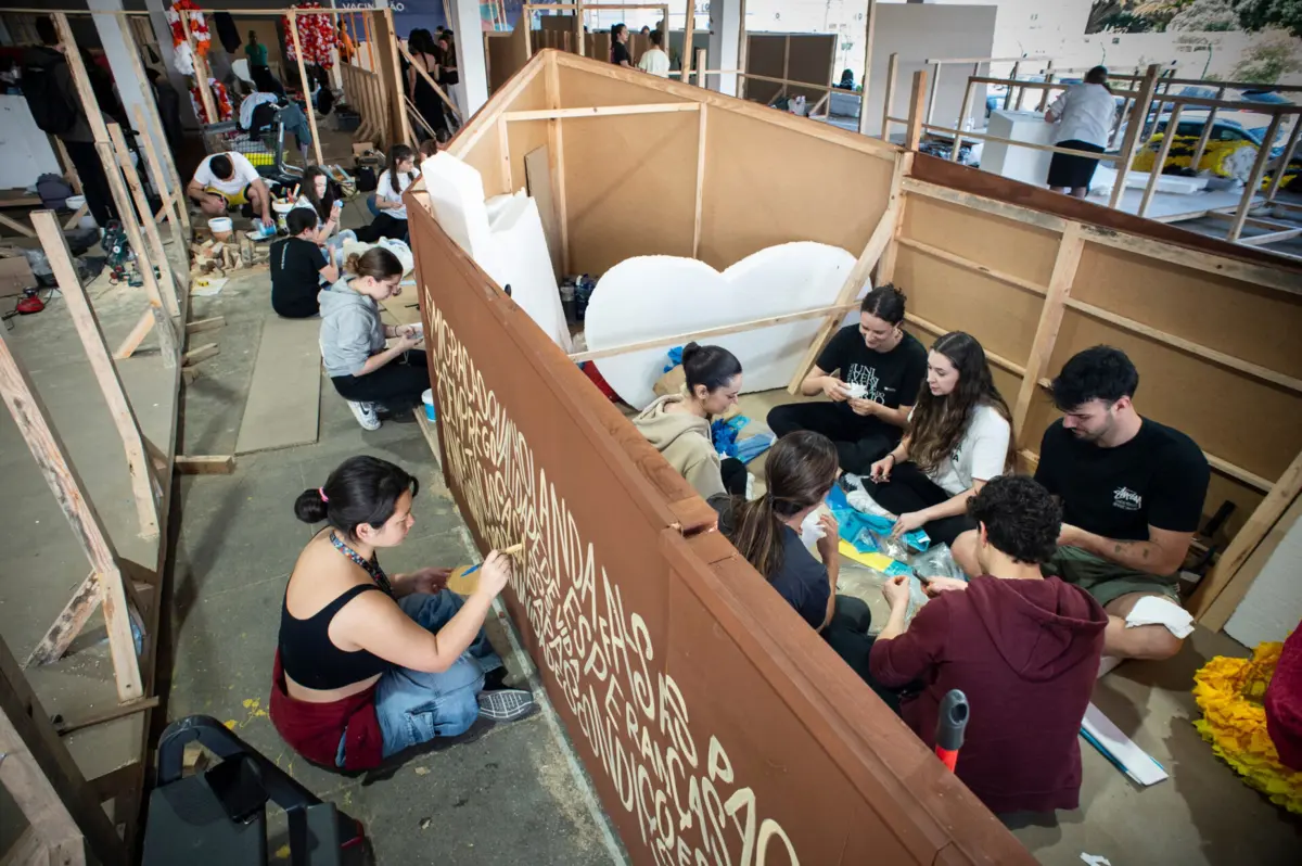 Dezenas de jovens estudantes preparam os carros alegóricos no antigo centro de vacinação da covid-19 de Matosinhos
