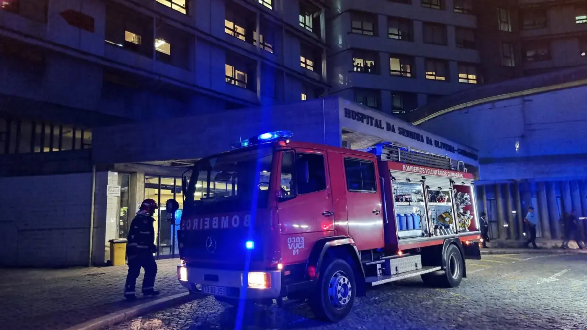 Os bombeiros receberam o alerta para o fogo às 18.45 horas