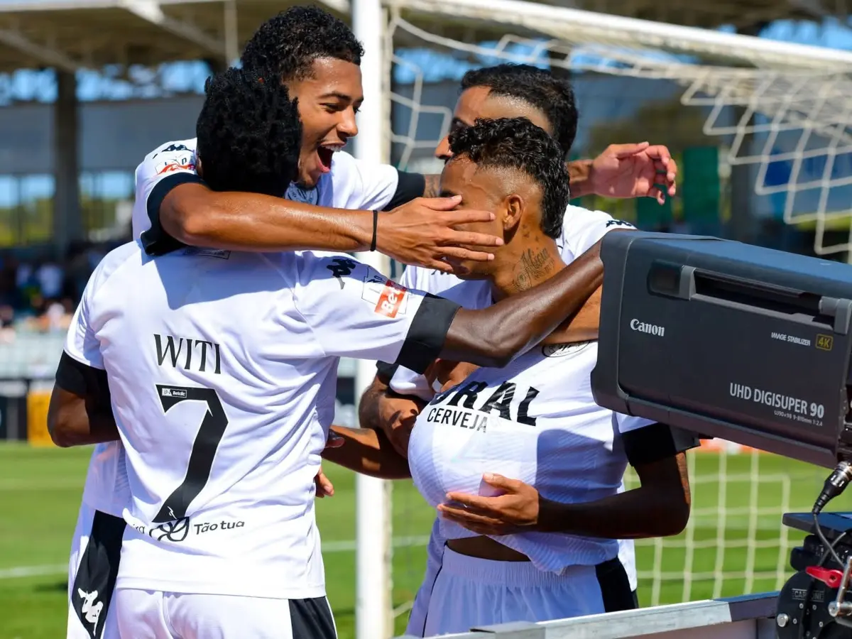 Insulares vão a jogo ao Dragão