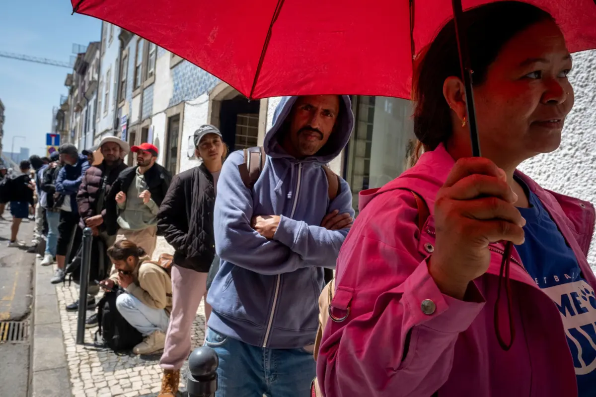 Governo assegurará, a partir de hoje, horário alargado na Direção-Geral de Assuntos Consulares para aliviar as longas filas que se têm registado nos últimos dias nas instalações do Porto