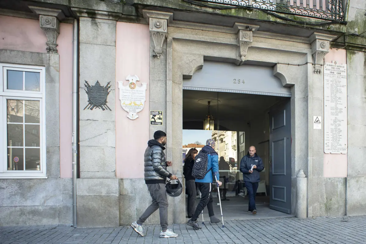 Os imigrantes já não ficam à porta do edifício