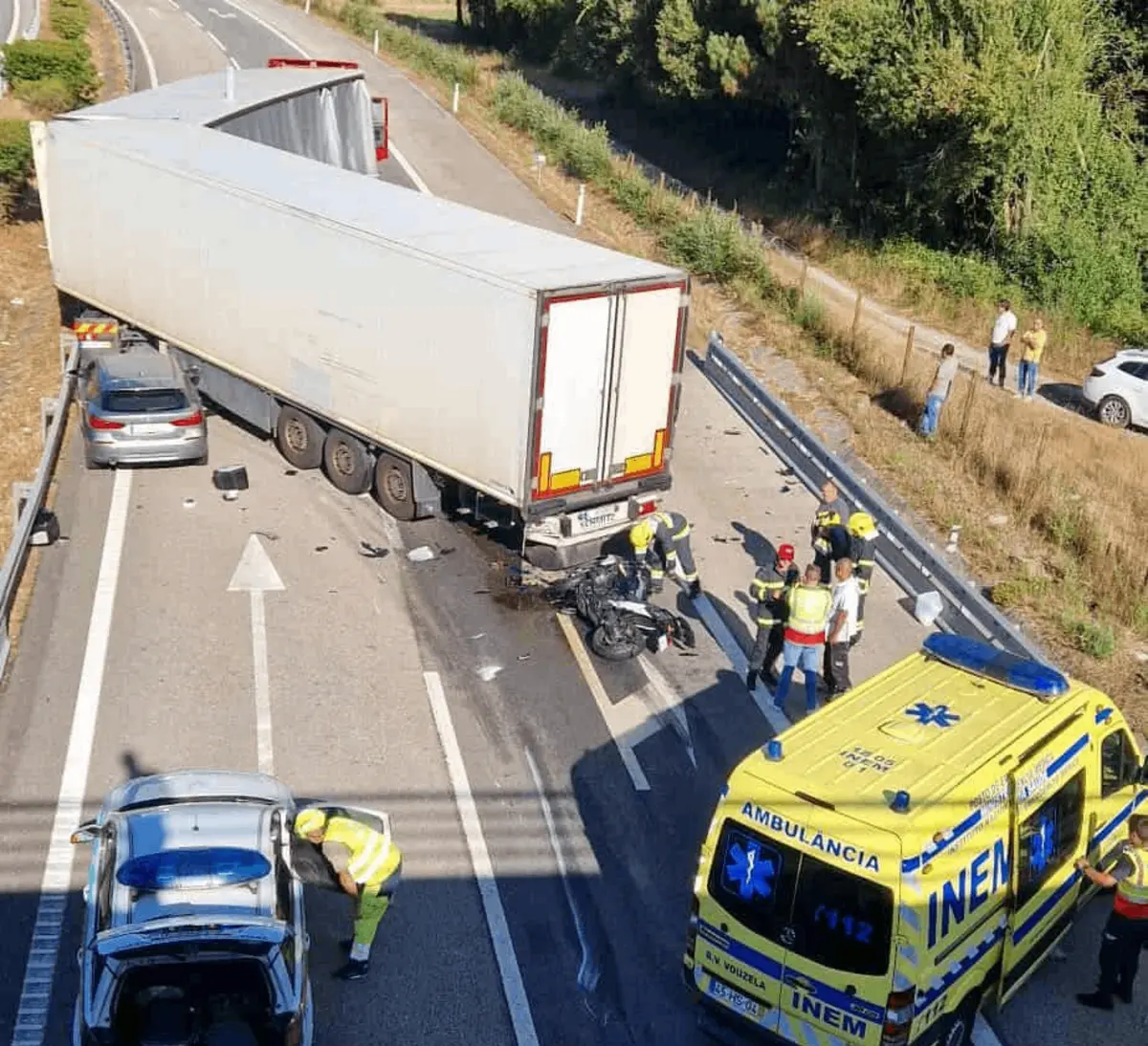 Colisão provocou ainda um ferido ligeiro que está a ser assistido no local