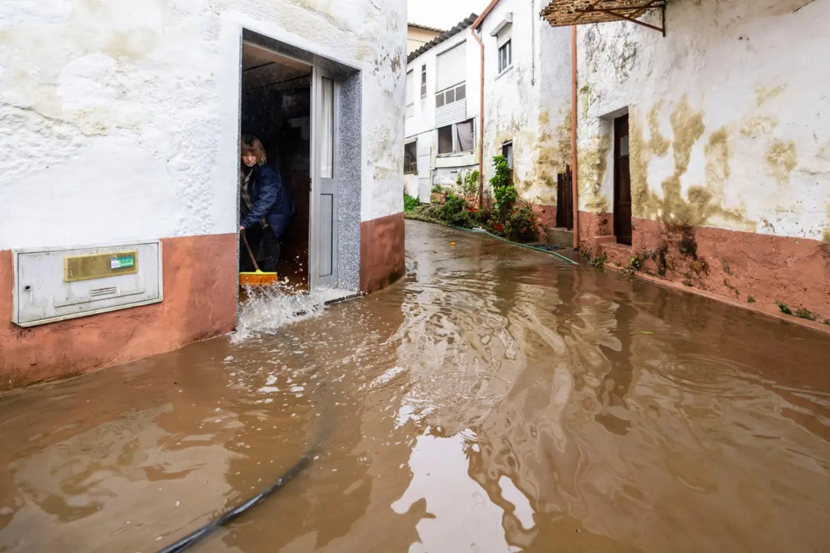 Imagem de contexto do artigo Aluimentos e inundações por todo o país. Chuva intensa continua até quarta-feira
