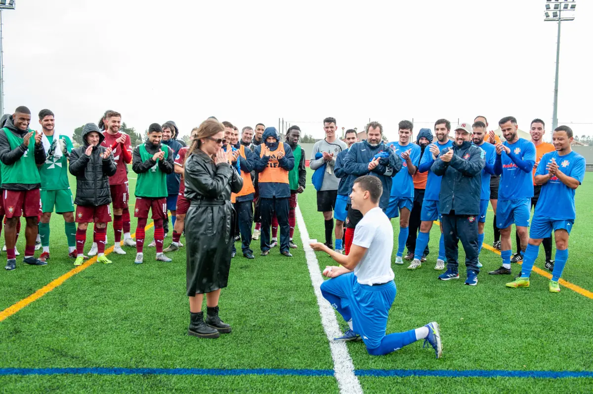 Pedido de casamento aconteceu em pleno relvado