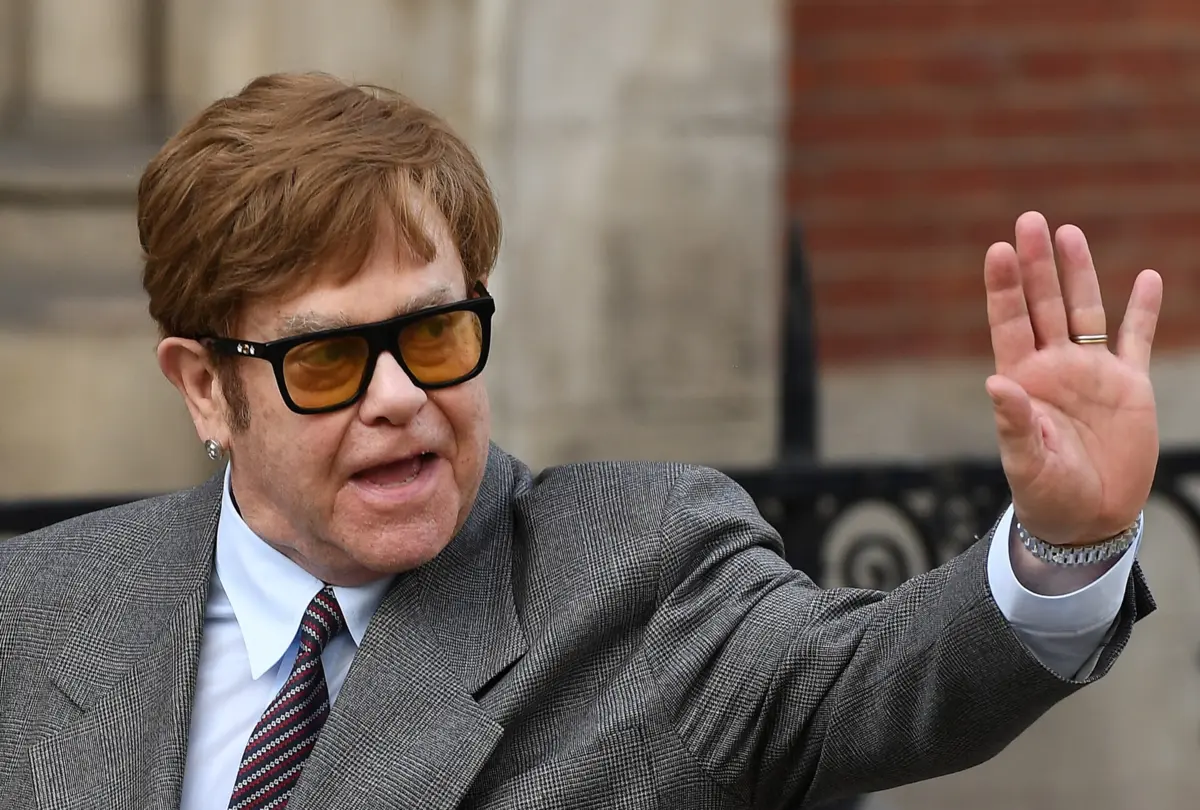 Elton John contou que infeção ocular o impede de gravar o novo disco