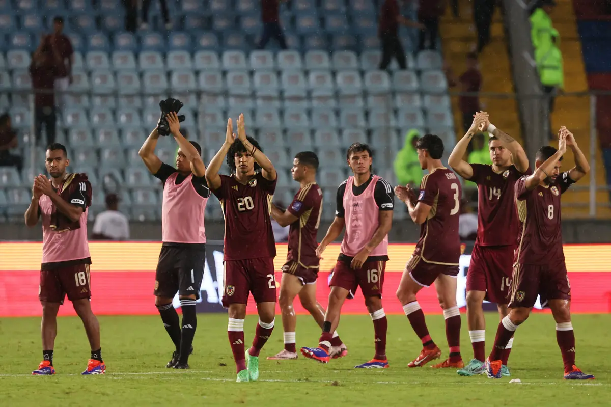 Jogadores da Venezuela agradecem apoio dos adeptos após o empate (1-1) com o Brasil