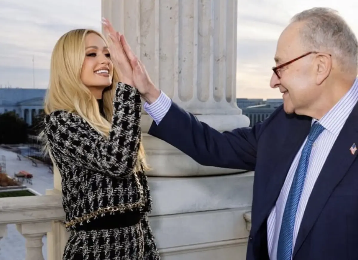Paris Hilton com o senador do estado de Nova Iorque, Chuck Schumer