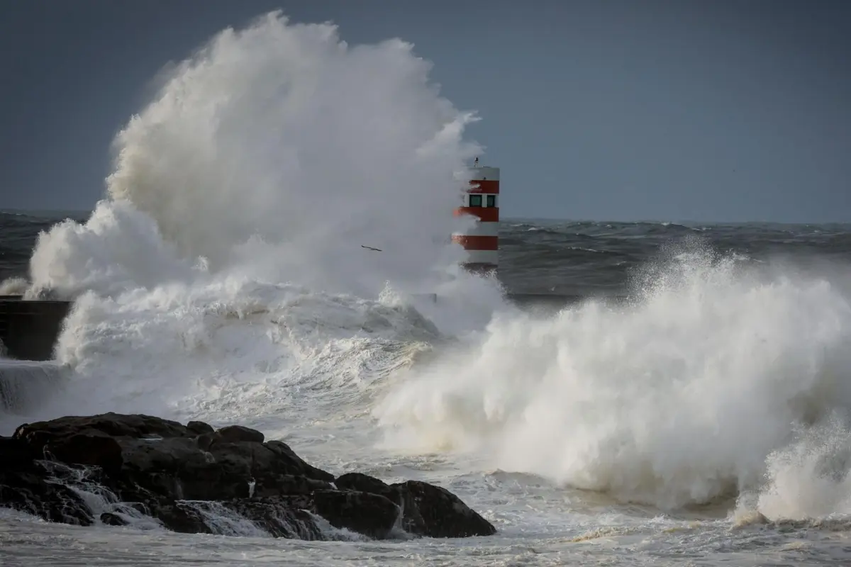 Ondas podem atingir 14/15 metros de altura
